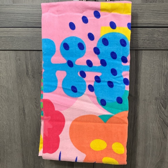 New Hello Kitty In Heart Sunglasses Large 28" x 58" Pink Beach Towel With Tag - Picture 4 of 4